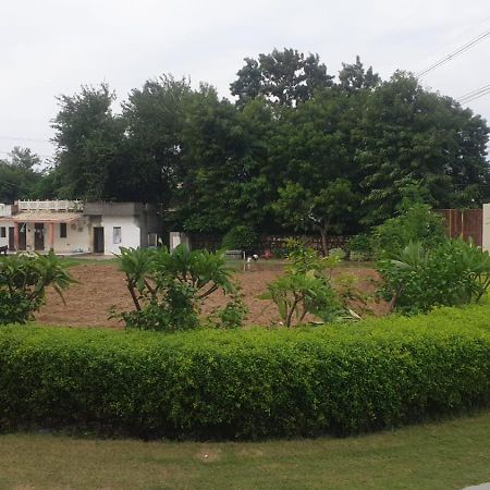 Hotel Maharaja Farms à Gurgaon Extérieur photo